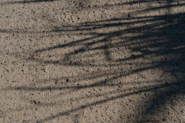 Beton yüzeydeki gölgeler