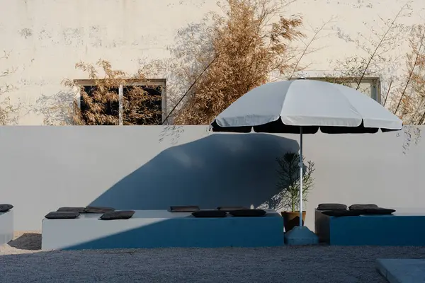 Modern minimalist tasarımı olan açık hava oturma alanı