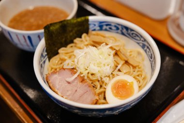 Yumurta ve domuz etli Japon Ramen Kasesi