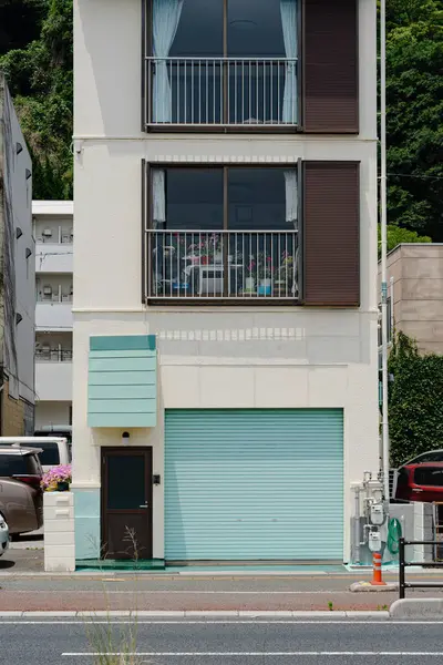 Yeşil Garaj Kapısı ve Balkonlu Modern Ev