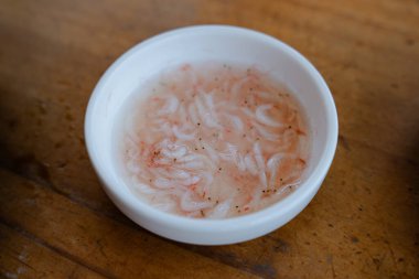 Bir kase taze karides ve hafif çorba Kore yemeği.