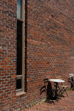 Masa ve Sandalyeli Tuğla Duvar