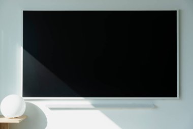 Modern odada ses çubuğuyla büyük ekran görüntüsü.