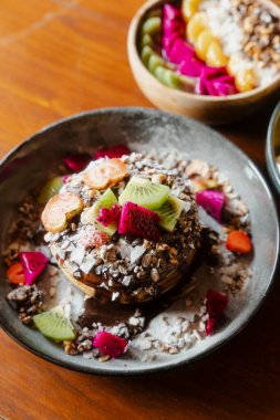 Çikolata ve meyveli leziz krepler.