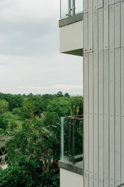 Yeşile bakan modern balkon.