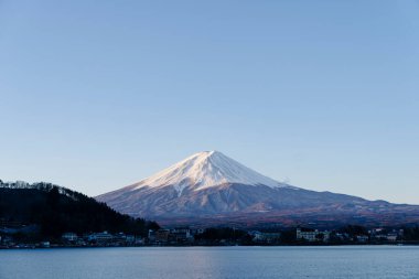 Göl kenarındaki görkemli karlı dağ