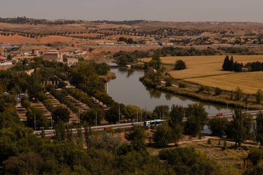 Köprü ve tarlalarla nehir manzarası