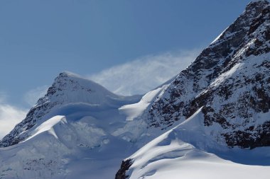 Görkemli kar örtülü dağlar berrak bir gökyüzünün altında