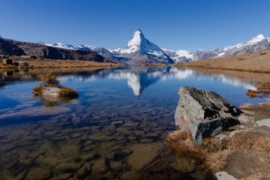 Sakin bir göldeki dağ yansıması.