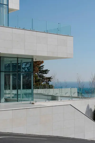 Okyanus manzaralı modern bina