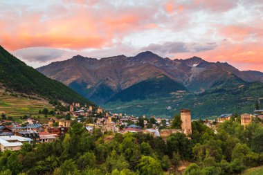 Günbatımında Svan kuleleri ile Mestia manzarası, Gürcistan 'ın Svaneti bölgesinde dağlar. Svaneti bölgesindeki Mestia, Gürcistan 'da turistler için popüler bir turizm merkezi..