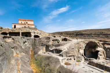 Gürcistan 'ın Gori şehrinin yakınlarındaki bir mağara kasabasında. Antik mağara kenti Uplistsikhe, Gürcistan 'da günbatımında, UNESCO sitesinde. Gürcistan 'da doğa harikası