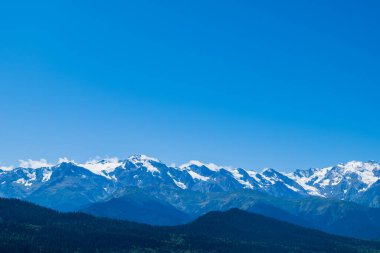 Gürcistan 'ın Mestia, Svaneti bölgesinde karlı dağ sıraları. Kafkasya 'da karlı dağ manzarası
