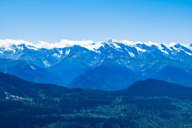 Gürcistan 'ın Mestia, Svaneti bölgesinde karlı dağ sıraları. Kafkasya 'da karlı dağ manzarası