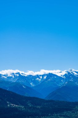 Gürcistan 'ın Mestia, Svaneti bölgesinde karlı dağ sıraları. Kafkasya 'da karlı dağ manzarası