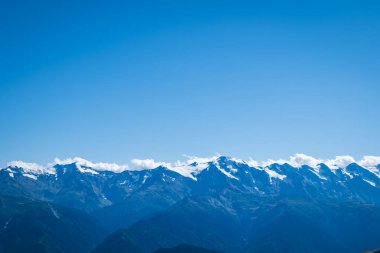 Gürcistan 'ın Mestia, Svaneti bölgesinde karlı dağ sıraları. Kafkasya 'da karlı dağ manzarası