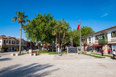 Taraf, Türkiye - Mayıs 2022: Taraflı şehir manzarası, şehir merkezi manzarası, Türkiye 'nin Antalya kenti yakınlarındaki popüler bir tatil beldesi.