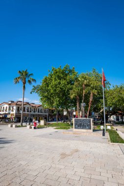 Taraf, Türkiye - Mayıs 2022: Taraflı şehir manzarası, şehir merkezi manzarası, Türkiye 'nin Antalya kenti yakınlarındaki popüler bir tatil beldesi.