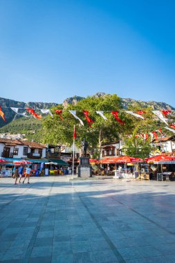 Kas, Türkiye - Mayıs 2022: Türkiye 'nin Antalya kenti yakınlarındaki popüler bir tatil beldesi olan Kas şehir merkezi manzarası.