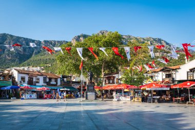 Kas, Türkiye - Mayıs 2022: Türkiye 'nin Antalya kenti yakınlarındaki popüler bir tatil beldesi olan Kas şehir merkezi manzarası.