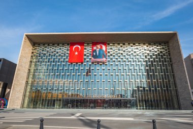 İstanbul, Türkiye - Nisan 2022: Atatrk Kültür Merkezi, yaygın adıyla AKM, İstanbul 'da. 2021 'de halka yeniden açıldı.