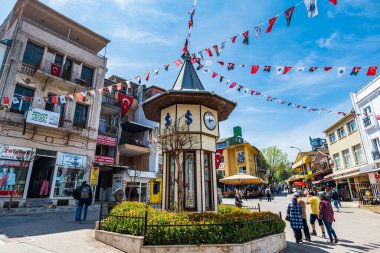 Princes Island, Türkiye - Nisan 2022: İstanbul yakınlarındaki Prensler Adaları 'nın en büyük adası olan Büyükkada' daki Pazar meydanındaki saat kulesi