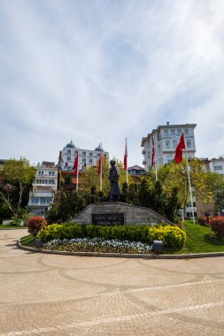 Princes Island, Türkiye - Nisan 2022: İstanbul yakınlarındaki Prensler Adaları 'nın en büyük adası olan popüler Büyükkada' daki Atatürk Meydanı