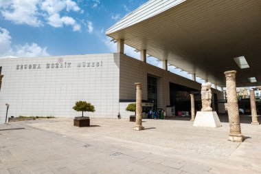 Gaziantep, Türkiye - Nisan 2022: Gaziantep, Türkiye 'deki Zeugma Mozaik Müzesi. Zeugma Antik Şehir Müzesi dünyanın en büyük mozaik müzesidir..