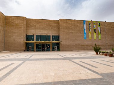 Urfa, Türkiye - Mayıs 2022: Şanlıurfa Arkeoloji Müzesi, Urfa, Türkiye. Anlurfa Müzesi, Türkiye 'nin Anlurfa ilinde bir arkeoloji müzesidir.