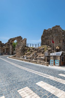 Taraf, Türkiye - Haziran 2022: Türkiye 'nin Antalya kenti yakınlarındaki popüler tatil beldesi Side' daki Side Ancient Ruins turistik sitesi. Antik Yunan ve Roma tarzı yıkım.
