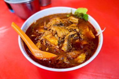 Laksa, Malezya ve Singapur 'daki ünlü şehriye yemeği, sokak yemeklerinde servis edilir..