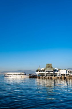 İzmir, Türkiye - Aralık 2022: İzmir 'in Konak ilçesindeki liman iskelesi yakınlarındaki Konak feribot limanı.