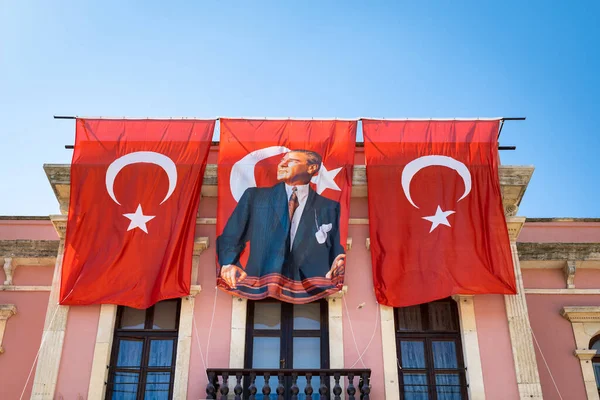 Едірне Туреччина Серпень 2022 Портрет Мустафи Кемаля Ататюрка Турецький Прапор — стокове фото