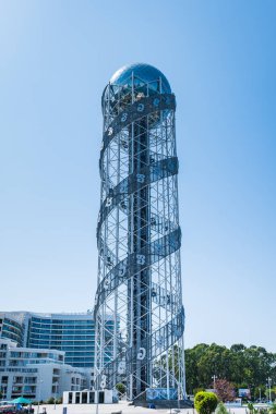 Batumi, Gürcistan - Eylül 2022: Batum 'daki Alfabetik Kule. Yazın simgesel alfabe kulesi ve gökdelenleri olan Batumi şehir manzarası.