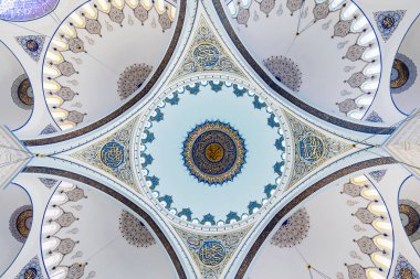 Türkiye 'nin İstanbul kentindeki Camlika Camii' nin tavan süslemesi 7 Mart 2019 'da tamamlandı ve açıldı..