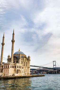 İstanbul 'daki Ortakoy Camii ve Boğaz. Boğaziçi Köprüsü, nam-ı diğer 15 Temmuz Şehitler Köprüsü, İstanbul, Türkiye 'de ünlü bir dönüm noktasıdır.