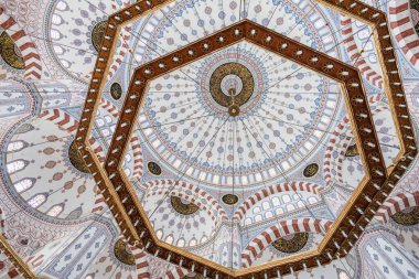 Sabancı Merkez Camii, Sabancı Merkez Camii İngilizce, iç mimari, Adana, Türkiye. Cami, Türkiye 'nin en büyük ikinci camii ve Adana kentinin simgesidir.