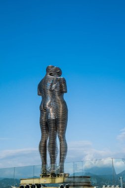 Batumi, Georgia - Ağustos 2022: Ali ve Nino Tamar Kvesitadze 'nin hareket eden heykeli. Batumi, Georgia 'da ünlü bir kent simgesi..