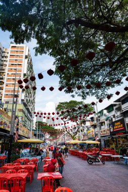 Kuala Lumpur, Malezya - Aralık 2022: Jalan Alor sokağı Kuala Lumpur 'da Bukit Bintang yakınlarında restoran ve turist sahibi. Jalan Alor