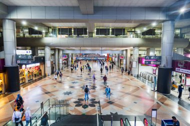 Kuala Lumpur, Malezya - Aralık 2022: Suria KLCC Alışveriş Merkezi. Petronas İkiz Kuleleri, Kuala Lumpur, Malezya 'da ünlü tarihi eser alışverişi.