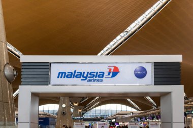 Kuala Lumpur, Malezya - Aralık 2022: Malezya Havayolları logosu Kuala Lumpur Uluslararası Havalimanı, Malezya. Malezya Havayolları
