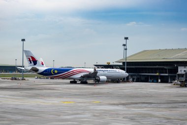 Kuala Lumpur, Malezya - Aralık 2022: Kuala Lumpur Uluslararası Havalimanı 'nda Malezya Havayolları uçakları. Malezya Havayolları bayrak taşıyıcı havayolu şirketi