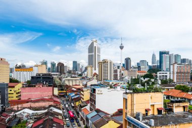Kuala Lumpur, Malezya - Aralık 2022: Gökdelenleri ve KL kulesi olan Kuala Lumpur şehir manzarası. Çin mahallesinden Kuala Lumpur silueti