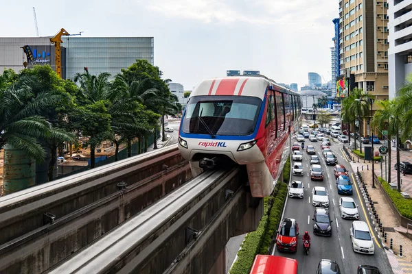 Kuala Lumpur, Malezya - Kasım 2022: Kuala Lumpur Şehir Merkezi 'nde Rapid KL Monorail. Rapid KL, Malezya 'da bir toplu taşıma sistemidir.