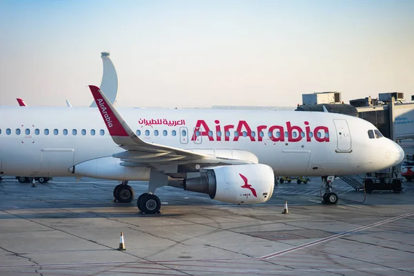 Abu Dabi, BAE - Aralık 2022: Orta Doğu 'daki Air Arabia uçağı. Air Arabia, BAE merkezli bir Emirati havayolu şirketidir.
