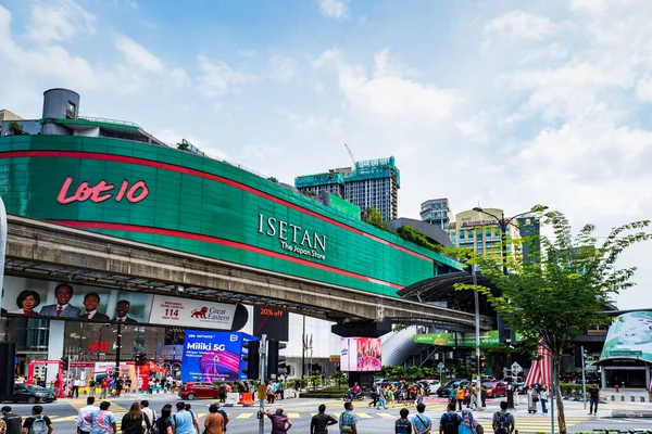 Kuala Lumpur, Malezya - Aralık 2022: Bukit Bintang bölgesi, Kuala Lumpur şehir merkezi. Bukit Bintang popüler bir alışveriş ve eğlence merkezidir.