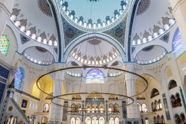  Türkiye 'nin İstanbul kentindeki Camlica Camii mimarisi, 7 Mart 2019' da tamamlanan ve açılan Türkiye 'nin en büyük camii..