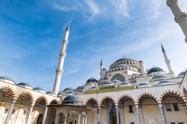  Türkiye 'nin İstanbul kentindeki Camlica Camii mimarisi, 7 Mart 2019' da tamamlanan ve açılan Türkiye 'nin en büyük camii..