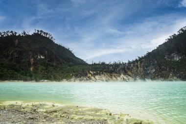 Ciwidey West Java, Endonezya 'daki Kawah Putih Krateri. Bandung, Endonezya yakınlarındaki ünlü bir turizm merkezi.