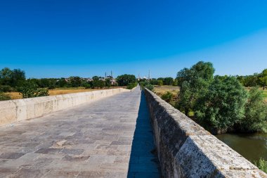 Türkiye 'nin Edirne kentindeki ünlü bir turizm merkezi olan Edirne yakınlarındaki Meriç Nehri üzerindeki Osmanlı köprüsü